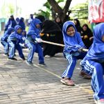 lomba tarik tambang dalam rangka memperingati HUT Indonesia ke-80